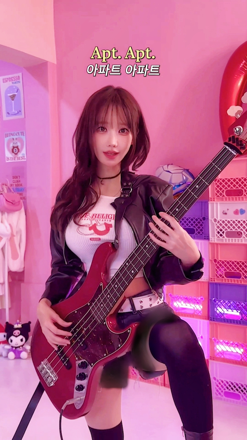 제목은 나랑 아파트게임할래? ROSÉ & Bruno Mars - APT. #apt #아파트 #베이스 #커버 #마젠타 #cosplay #dance #y2k #마젠타 #qwer #phonk #meme #challenge #anime #fyp #trend #glasess #magenta #explore 