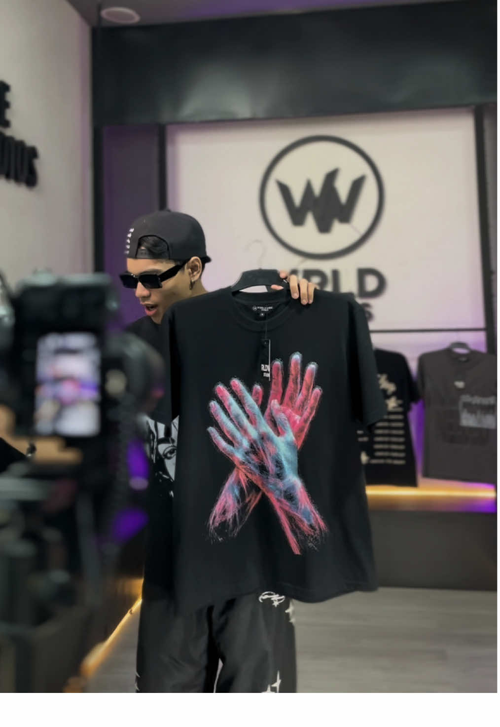 Tshirt NOIR salah satu artikel yang rekomendasi banget buat kalian pakai nongkrong nih, checkout di keranjang kuning di atas yaa👀💨 #tshirts #outfitinspo #kaosoversize #outfitoftheday #kaospremium #kaoskeren #fashion #fashionstyle #kaospria #bajuoversize #bajupria 