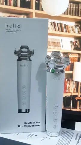 🌟 MÁY NÂNG CƠ GIẢM MỠ MẶT & TRẺ HOA DA KẾT HỢP ÁNH SÁNG SINH HỌC - HALIO RevitaWave Skin Rejuvenator 🌟 4 CÔNG NGHỆ GIÚP NÂNG CƠ CHỐNG LÃO HOÁ DA: ✨ CÔNG NGHỆ RF : Sử dụng sóng tần số vô tuyến làm nóng 43°C từ đó tái tạo collagen hiệu quả, mang lại cho bạn làn da săn chắc và đầy đặn hơn rõ rệt ✨CÔNG NGHỆ KÍCH THÍCH CƠ BẰNG XUNG ĐIỆN EMS : nâng cơ mặt, cho gương mặt thon gọn, săn chắc  ✨Tích hợp chế độ rung Massage : Giúp thư giãn cơ mặt, cải thiện tuần hoàn máu ❤️ ÁNH SÁNG ĐỎ : Làm mờ nếp nhăn, cải thiện tuần hoàn máu, mang đến làn da hồng hào, khỏe mạnh   💚 ÁNH SÁNG XANH LÁ : Cải thiện sắc tố, làm đều màu da  🩵ÁNH SÁNG XANH DƯƠNG : Ngăn ngừa mụn và giảm tiết dầu, cho làn da sạch mụn, khỏe khoắn 🫧CÔNG NGHỆ CHỐNG NƯỚC & BỤI IP65: Dễ dàng vệ sinh & sử dụng, chống hỏng hóc 🌟Pin dung lượng cao 2400mAh: Sử dụng lên tới 2 tuần cho mỗi lần sạc, tiện lợi cho việc di chuyển và du lịch *BẢO HÀNH: 1 ĐỔI 1 TRONG VÒNG 1 NĂM* #máynângcơmặt #maynangco #nângcơ #anhsangsinhhoc #dưỡngda #serum #LightTherapy #ánhsángsinhhọc #trẻhoá #collagen #dưỡngda #trehoada #trẻhoáda #khuônmặtthongọn #giảmmỡmặt #giammomat #thonmat #thonmặt #EMS #RF #massage #côngnghệánhsángxanh #skincare 