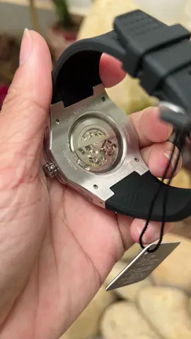 Đồng hồ cơ mà nhìn xuyên thấu được bộ máy như này đủ làm anh em mê chưa??