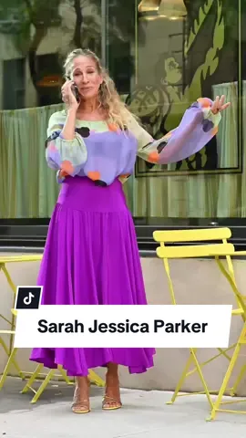 #SarahJessicaParker filming #AndJustLikeThat season 3 in #NYC. #voguegermany #sjp #ajlt #andjustlikethatedit #sarahjessicaparkeredit #carrie #carriebradshaw #carriebradshawfashion #sarahjessicaparkerfan #satc 