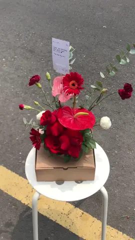 “Merah” salah satu warna yg melambangkan keberanian, Optimisme, dan daya juang,🌺✨Beberapa bunga seperti mawar merah juga melambangkan Cinta. Rangkaian bunga berwarna merah “Condronegaran”, sangat rekomend untuk #lospeople yang mau memberikan semangat dan menyatakan perasaan kepada orang-orang terkasih ☺️✨ #FlowersMatter  #floristjogja #vasbungajogja #jualvasbunga #tokobungajogja #artificialflowers #kadounikjogja #kadowisudajogja #kadowisudaunik #tokobungadijogja #tokobungayogyakarta #tokobungadiyogyakarta #karanganbungajogja #karanganbungadijogja #tokobungasleman #tokobungadisleman #karanganbungakulonprogo #tokobungakulonprogo #mobilpengantinjogja #dekorjogja #decorjogja #bungajogja #flowerinstalattion #jogjaflowers 