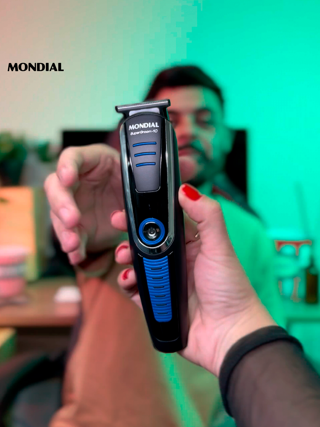 Levante a mão se você quer um dos aparadores mais completos do mercado! 🔟💈 Com o Super Groom da Mondial, você tem todas as funções em um só aparelho: aparador de cabelo, barba, bigode, nariz, orelha, microbarbeador e mais! 🧔✂️ Curtiu? Compartilhe com alguém que precisa conhecer o Aparador de Pelos da Mondial! 😉 #MondialBR #BelezaMasculina #Barbeador #CuidadosPessoais