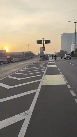 Jl Ahmad Yani arah Rawalumbu Kota Bekasi . #morning #street #gowes #morningvibes #pagi #streetexploration #gowesbekasi #pagi #sepedaan #sunrise #gowesnusantara #gowespagi #bike2beatcancer 