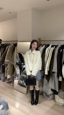 Áo dạ bông vừa xinh vừa ấm đâyyy 💗🎀 #thoitrangnu #fashionstyle #xuhuong #xh #fyp #thoitrangthudong #outfitideas #thoitrang #thoitranghanquoc #aokhoacmuadong #aokhoacnu #fashions 