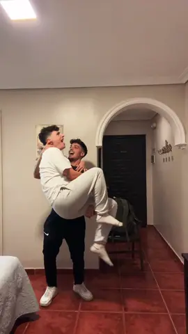 Da un poco de verguenza ajena este baile. Pero yo me reí mucho @alvarojurado 