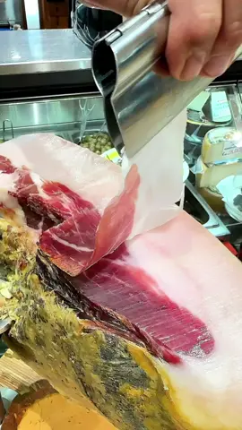 Tagliare un prosciutto crudo non è solo un gesto: è un'arte che racchiude tradizione, passione e il gusto autentico della nostra storia.  Scopri la qualità e il sapore in ogni fetta. www.paciottisalumeria.it 📍Via Marcantonio Bragadin, 51/53 - Roma ☎️ 06.39733646 #paciottisalumeria #salumeriaitaliana #tagliatoamano #prosciutto #prosciuttocrudo 