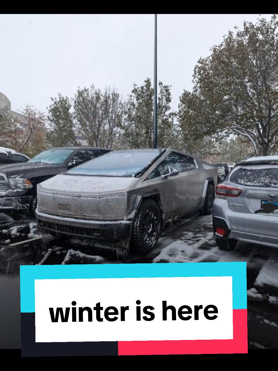 winter is here, and the cybertruck is already experiencing its first problems with the snow #cybertruck #tesla #elonmusk #trucks #greenscreen 