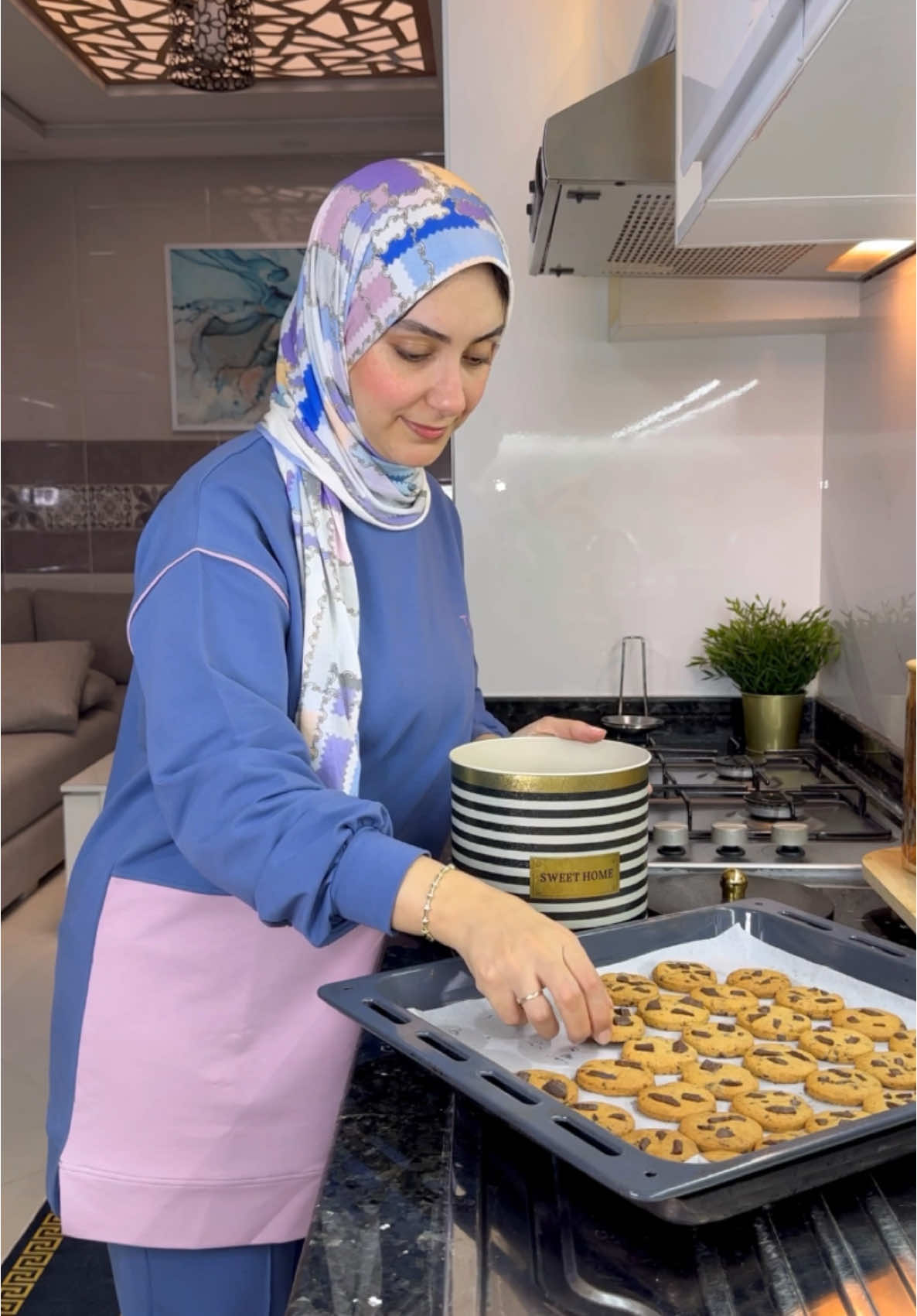 شاركت معاكم وصفتي المعتمدة ديال الكوكيز 🍪كيجي مقرمش وهشيش واعر بزاف  . . . المكونات : 125غ الزبدة لينة (أنا استعملت ماركرين) قبصة ملح  فاني  كأس السكر الأسمر مكانش ديري سكر العادي  بيضتان  كاس الاربع الزيت  صلصة مريم كراميل (غير باش تعطينا اللون فقط ) ممكن الاستغناء عليها الدقيق حسب الخليط 450 حتى 420غ (العجين تكون لينة )  خمارة 8غ  شكلان من نوعية جيدة . . . #كوكيز #كوكيز_لذيذ #شهيواتي #شهيوة_سهلة #حلويات_جزائرية #حلويات_قهوة #المغربيات_اجمل_نساء_الكون #مطبخ #طاجين_مغربي #ترند #ترندات 