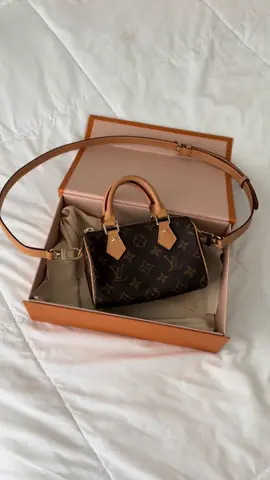 Unboxing my dream bag ☁️👜  #louisvuitton #nanospeedy #lv #dreambag #unboxing 