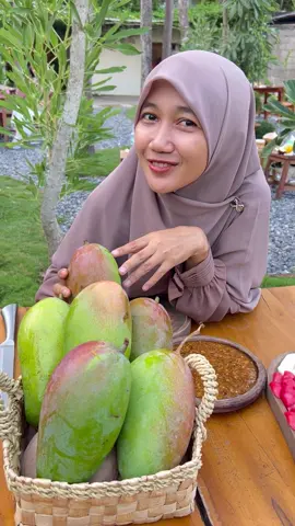 Ngerujak Mangga Kiojay di Rujak Petir Metro @rujak.petir 