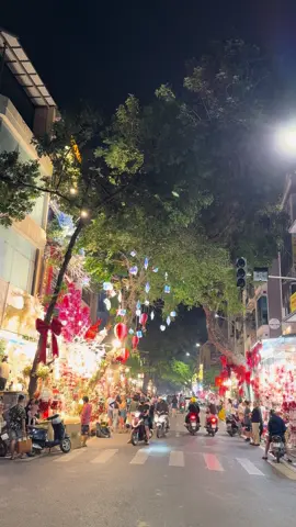 Hàng mã tối nay thật hợp để chúng ta hẹn hò ❤️#hangma #hanoi #xuhuong #hanoi #fly #noel #langthangđườngphố 
