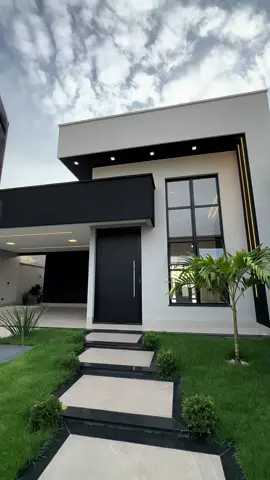 Casa de Alto Padrão à Venda no Residencial Center Ville – Próximo ao Jardim Madri, Goiânia Excelente oportunidade! Belíssima casa com 3 suítes plenas Destaques do Imóvel: Cômodos amplos e arejados; Sala com pé direito duplo; Cozinha moderna com ilha,  Varanda Gourmet com churrasqueira  e bancada com pia de apoio;  Lavabo social;  Piscina aquecida e completa para momentos de lazer Sistema de energia solar, garantindo economia e sustentabilidade 4 Vagas de garagem Características: Área construída: 177m² Área do terreno: 340m² (10,40m x 11,70m) Valor: R$980.000,00 Não perca essa oportunidade! Agende sua visita agora mesmo. #Imóveis #goiania #imoveisavenda 