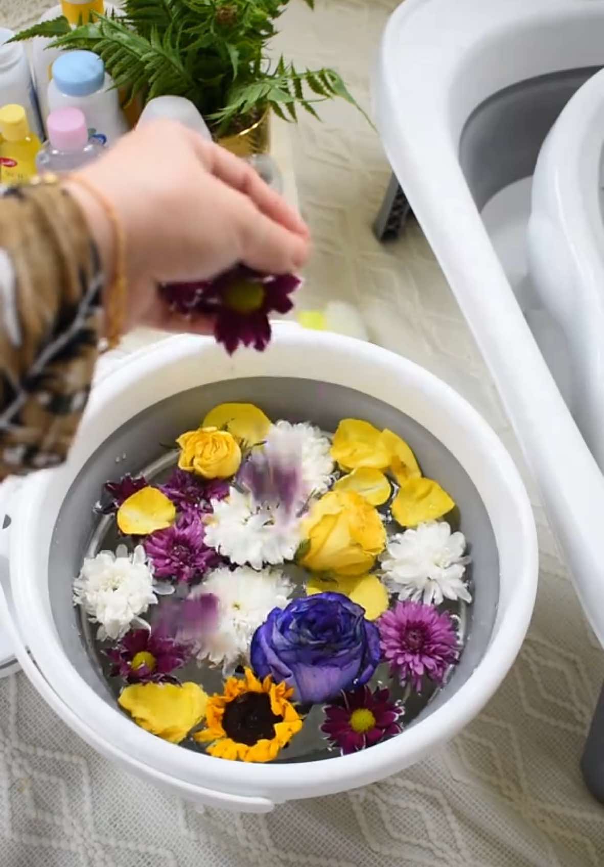 الحمدلله أتم أميري الصغير أربعين يوما 💕. شنو طقوسكم باليوم الأربعين من عمر البيبي ؟ احنا نسبحه بماي الورد ونلبسه ذهب وملابس جديدة. . . جميع مستلزمات البيبي وصيتها من هذا البيج 👈 @مركز الجود لمستلزمات الاطفال  تعاملهم راقي وأسعارهم مناسبة جدا