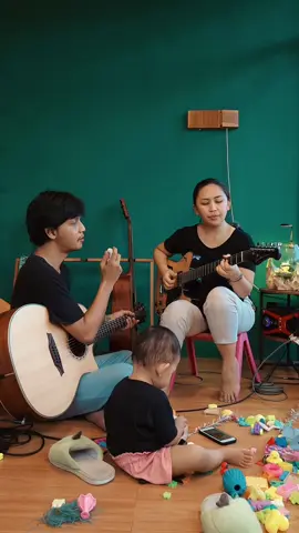 Fokus ke “backing vocal” si adek n’ shaker isi beras 😂 🎵: Laufey - From The Start 🎸: @Orleeozora Anugerah Perkasa  #keluargaindonesia #bayitiktok #bromoguitar #cover