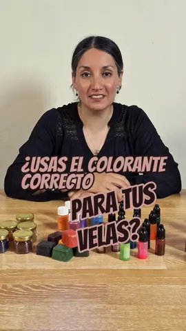 🎨 Recuerdo cuando empecé a experimentar con los diferentes tipos de colorantes para velas. Al principio quería probar cada opción y ver cuál daba los mejores resultados. Los colorantes líquidos me gustaron por lo fáciles que son de mezclar, especialmente si buscas tonos suaves y sutiles. Luego descubrí los colorantes en bloque, que tienen una intensidad muy especial y permiten lograr colores vibrantes, ideales para velas decorativas. Y los colorantes en polvo me sorprendieron porque, aunque pueden ser un poco más complicados de integrar, son geniales para obtener colores muy profundos y personalizados. 🚫 Pero aprendí algo clave en el camino, no todos los colorantes funcionan bien en velas con mecha. Las micas, por ejemplo, aunque son preciosas y dejan un brillo espectacular, no son adecuadas para las velas tradicionales. Las partículas de mica tienden a obstruir la mecha, lo que impide que esta consuma la cera correctamente y, en consecuencia, la mecha se ahoga y la vela no logra mantenerse encendida. Sin embargo, encontré que las micas son maravillosas para los wax melts, donde pueden brillar sin interferir en el proceso de combustión. 🕯️ Si estás pensando en crear tus velas o wax melts, recuerda que contar con buenos insumos es esencial. Nosotros ofrecemos una variedad de productos de calidad: cera de soja, esencias aromáticas termoresistentes, moldes y mucho más. Solo pídeme el catálogo por mensaje o visita el enlace en mi perfil, y estaré encantada de ayudarte a elegir lo mejor para tus velas. #aromas_luminosos #velasconaroma #velasperfumadas #veladesoja #velasdesoya #velasaromaticas #velasartesanales