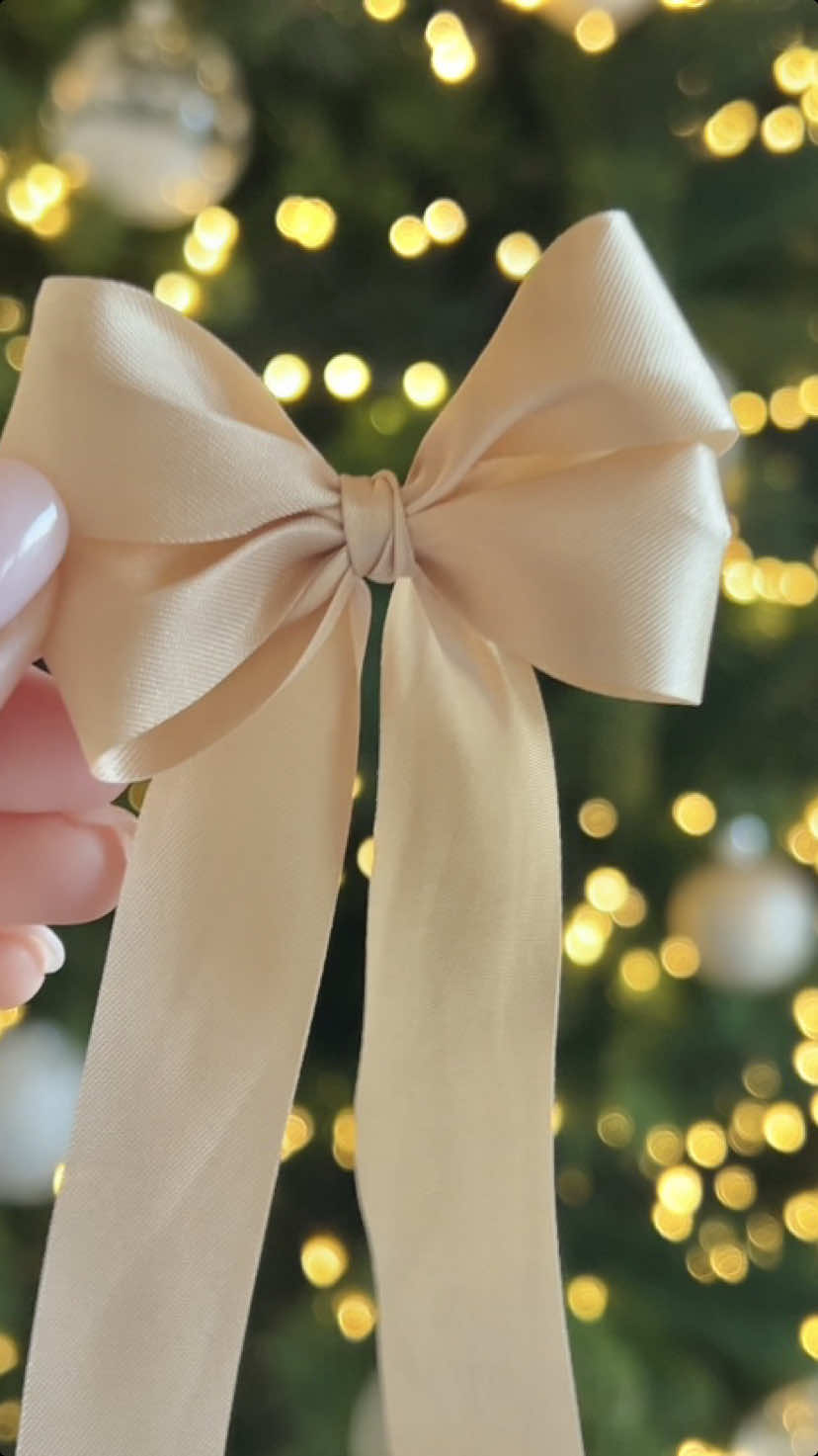 Save this simple bow tutorial to decorate your Christmas tree or gifts! 🎄🎁 #christmas #bow #christmasdiy #christmastree #christmastiktok 