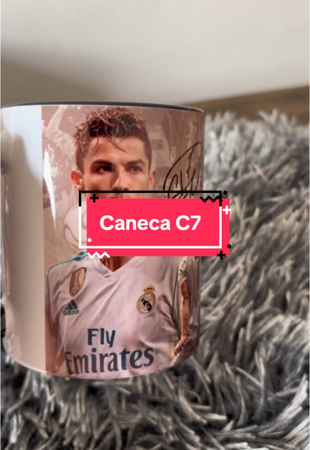 Caneca personalizada do lendário Cristiano Ronaldo! ⚽️✨ Ideal para quem é fã desse craque e quer levar um pedacinho da sua paixão pelo futebol para o dia a dia. Viva a lenda em cada gole! #CristianoRonaldo #CR7 #FutebolArte #CanecaPersonalizada #PaixãoPeloEsporte #BrasaPersonalizados #FutebolLovers #CanecaDeCraque