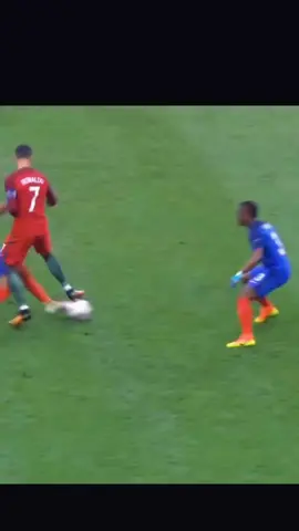 Supporters' respect and sadness when Ronaldo was injured😢  #cr7 #cr#ronaldo #jangkauanluasfyp #fypシ #football #ronaldo_fans #fyptiktok #fansronaldo #portugal #sepakbola #sepakbolaindonesia 