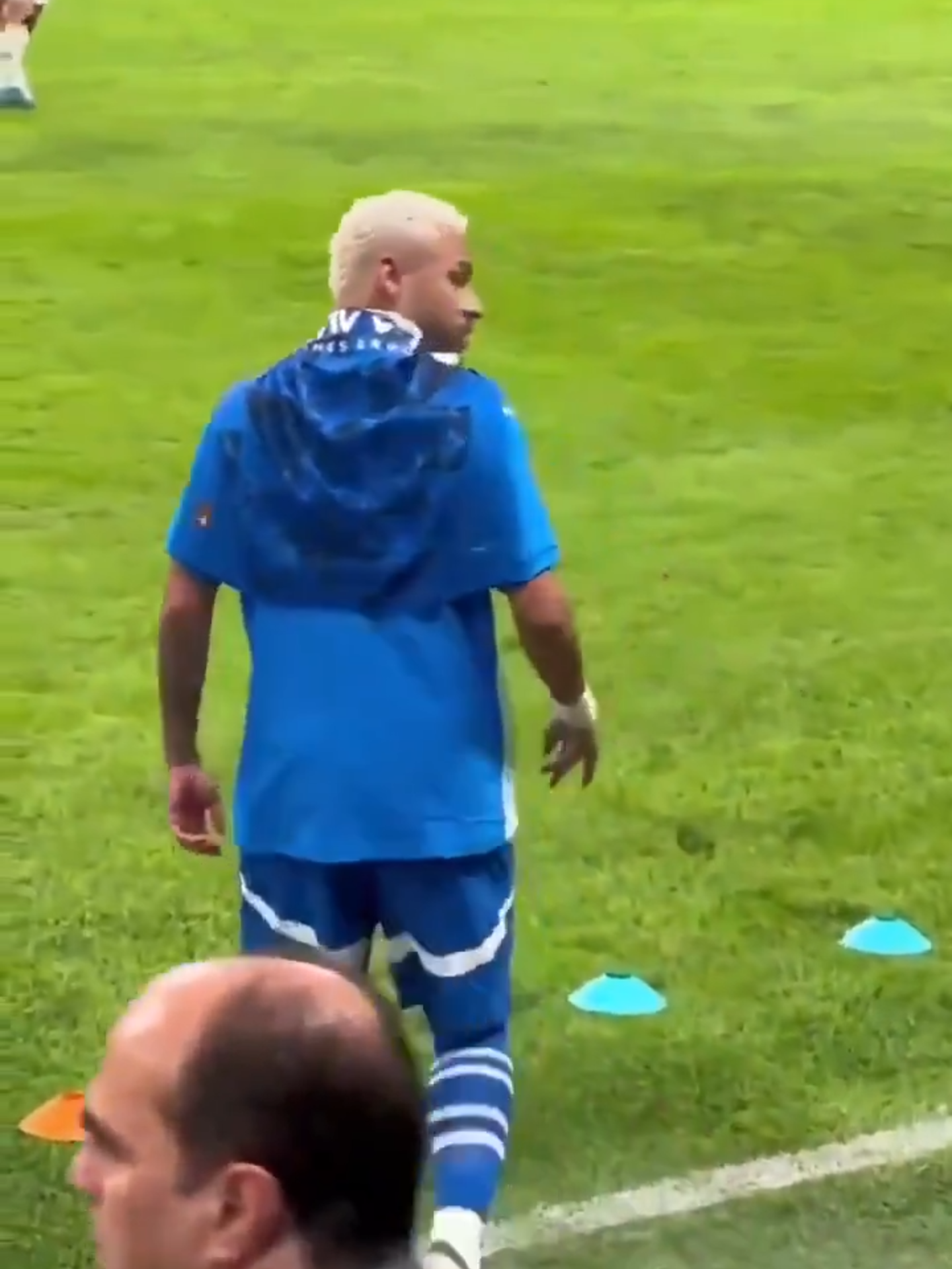 De acordo com a imprensa árabe, um torcedor roubou um anel de Neymar Jr. enquanto ele se preparava para entrar em campo para o aquecimento antes de uma partida contra o Esteghlal. Porém, o jogador já desmentiu a notícia nas redes sociais! 🎥 ShahidVOD #FutebolInternacional #Neymar