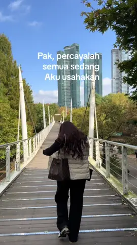 Pak,Semoga aku sungguh-sungguh tak gampang menyerah, meski berkali-kali hidup membuatku kalah. Pak, barangkali teguhku tak sekuat milikmu. Tapi aku ingin memenangkan hidup seperti halnya Bapak. Pak,aku bertahan tanpa tahu pasti apa yang sebenarnya aku harapkan, tapi aku akan merayakan kuatku, dimana pun aku berpijak. aku hidup tanpa tahu pasti apa yang sebenarnya aku inginkan, tapi aku akan berbahagia kemana pun aku melangkah.