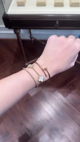 Lại lên combo cho mấy ngoan xinh iu của e đây ạ😜#xuhuong #lắctay #vancleef #cỏ4lá #jewelry #fyp #phukienthoitrang #cartier#xuhuongtiktok