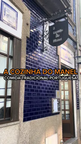 A Cozinha do Manel. Um dos restaurantes mais bonitos do Porto. Cheio de tradição, muitos azulejos, balcão e um extremo bom gosto. Nas paredes têm molduras de grandes personalidades que já aqui passaram. Optámos pelo lombinho de boi que estava maravilhosa e pela vitela assada no forno a lenha. 📍Rua do Heroísmo 215, 4300-255 Porto #tascologo #porto #tradicional 