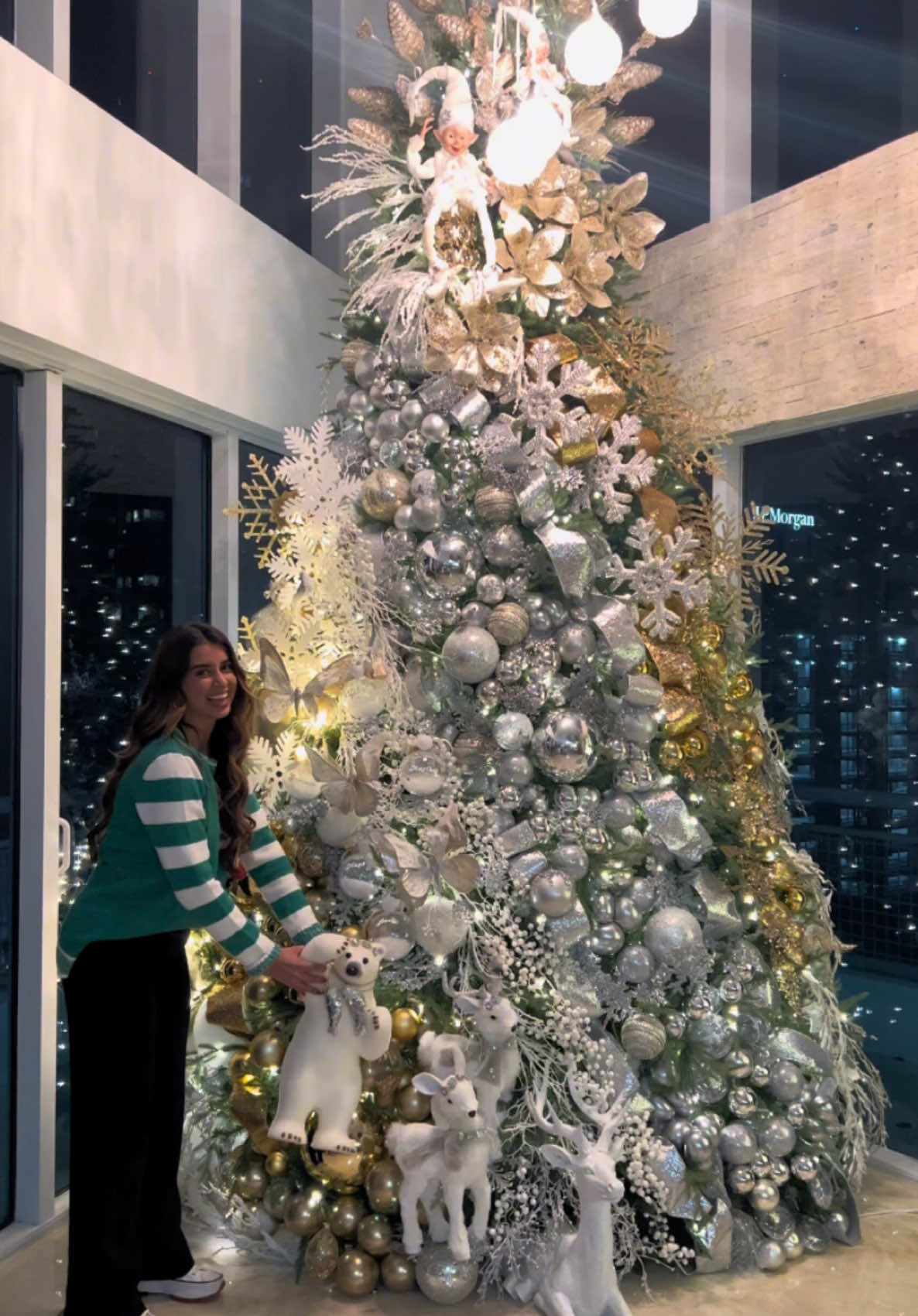 CHRISTMAS IS HERE!!!!!! Love decorating my christmas tree😍❤️ #christmas #christmasdecor #christmastreedecorating 