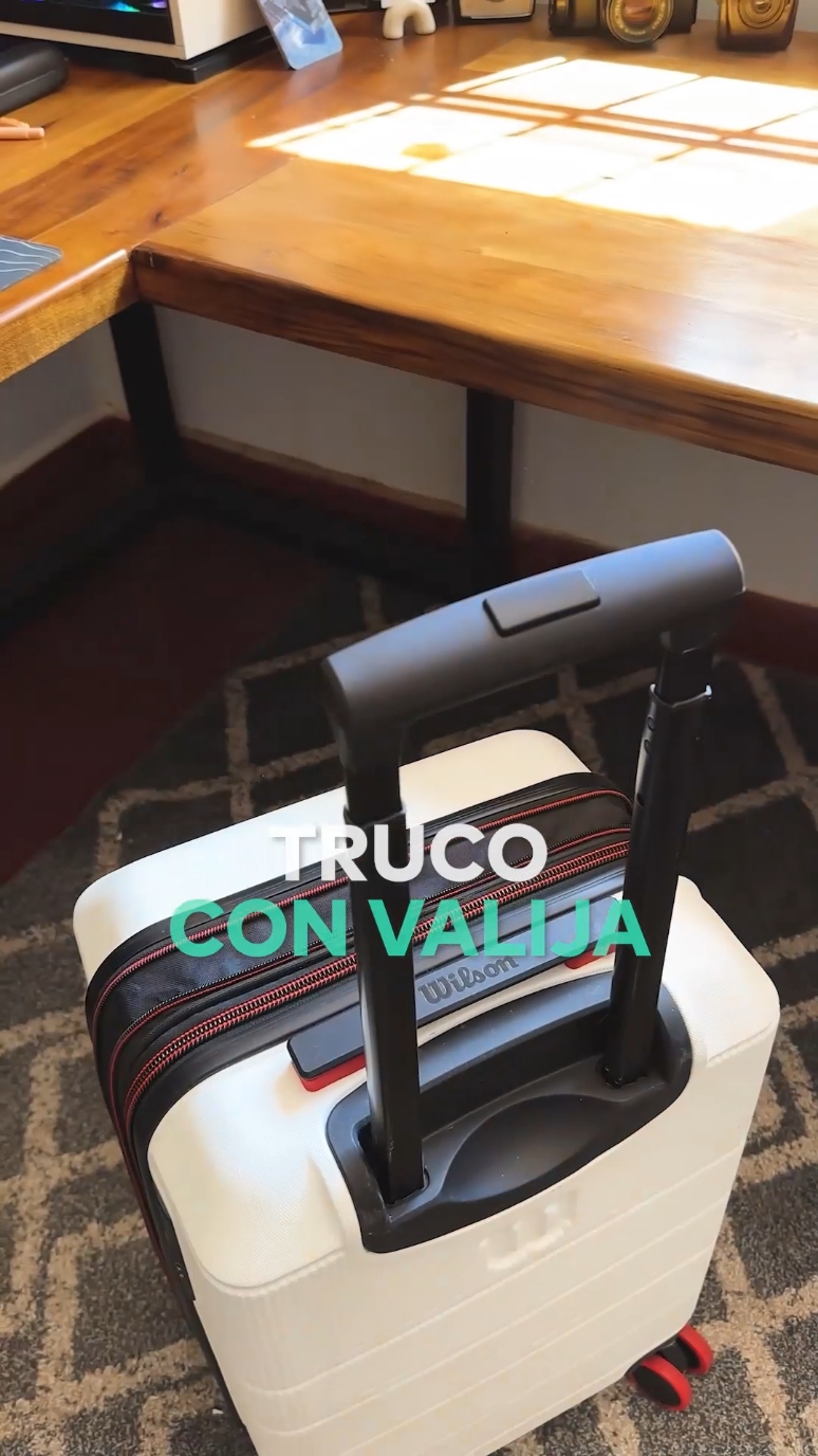 Hook Visual para tus Videos de Viaje 🏖️ #hook #gancho #vlogs #traveltransition #transicion #editarvideos #editordevideo #ediciondevideo #Filmora #WondershareFilmora #creadoresdecontenido  Esta transición para tus videos de viaje es un hook perfecto para llamar la atención de tu audiencia. Sigue estos pasos en Filmora para hacerla: 🔸Necesitas filmarte tocando una valija y sacando la mano rápido una vez. 🔸Despues repetir con 2 toques y por último, agarrarla. 🔸Tambien necesitas tener a mano varias tomas de tu viaje. 🔸En Filmora, colocá el video de la valija. Movete hasta que la tocas por primera vez, hacé un corte, colocá el primer video del viaje ahi, que dure apenas unos fotogramas y que continue el video. 🔸Repetí el proceso con los otros 2 cortes. 🔸Por último, movete hasta que agarrás la valija, cortá el video y borrá lo que sigue para colocar todas las tomas de tu viaje que quieras. 🔸No te olvides de asegurarte de colocar la canción y que solo suene cuando salen las tomas de tu viaje para este resultado. Comentá “Viajar” para más efectos de videos de viajes.