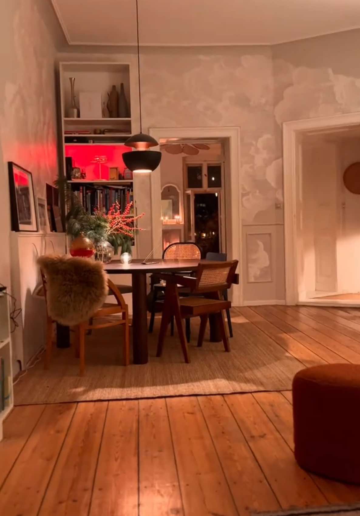 Ich hab euch ja meinen neuen Esstisch noch gar nicht gezeigt! 😃 Er sollte im Durchmesser etwa 10cm kleiner werden als der alte. Geworden ist es letztendlich ein Esstisch, der 10cm größer ist. Haha! Fand ihn einfach zu schön. Das Erker-Einbaubett in einem der Kinderzimmer habe ich auch fertig gebaut. Insgesamt ist es dann wie immer doch fast eine Komplettrenovierung geworden. Stay tuned! Cozy eveniiiiiing! 💫♥️ #wohnzimmer #altbau #altbauliebe #couch #sofa #kunst #interiør #interiørinspo #livingroom #livingroomdecor #homedecor #interieur #intérieur #interieurdesign #interiorstyling #homegoals #vorhernachher #sanierung #beforeandafter #beforeafter #kunst #künstler #esszimmer #herbstdeko #dekoration #esstisch #kerzen #schlafzimmer #tapete 