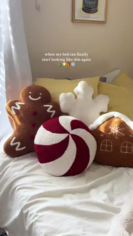 Christmas decorations have my ❤️ #christmas2024 #christmastiktok #christmasdecor #christmascountdown #decoration #christmaspillow #gingerbread #christmasgiftideas 