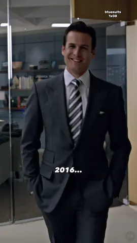 Geçmiş her zaman daha iyiydi. Nedense çoğumuzun hayatının bu şekilde ilerlediğini düşünüyorum, yanılıyor muyum? Harvey ve Suits severleri topluyoruz. 120153/130000 🎬Suits Bölüm bilgisi her videonun sağ üst köşesinde mevcuttur. Mike Ross eğitimini yarıda bırakmış bir dahidir. Mike'ın çocukluk hayalleri yaşadığı talihsiz olaylar ve büyük annesine bakma sorumluluğunu almış olmasından dolayı gerçekleşememiştir. Doğal zekası ve inanılmaz hafızası ile Mike geçimini başka insanların yerine sınavlara girerek sağlamaktadır. Harvey Specter New York şehrinin en iyi avukatlarından biridir ve çalıştığı firmada başkan yardımcılığına terfi etmiştir. Şirket kuralları gereği kendisine bir asistan almak zorunda olan Harvey tesadüf olarak karşılaştığı Mike'ın zekasına, hazır cevaplılığına ve ansiklopedik düzeydeki hukuk bilgisine hayran kalır. Harvey Specter Mike'ı işe almasına rağmen Mike'ın üniversite eğitimini tamamlamamış olması ve şirketin yalnızca Harvard mezunlarını kabul etmesi ikiliyi Mike Harvard mezunuymuş gibi davranmaya iter. Daha fazlası için @btuesuits sayfasını takip etmeyi unutmayın! İyi günleeer.