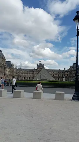 Música en el museo de Louvre, París, Francia 🇫🇷🇪🇺🏛️✨🤩 #tour #europa2024 #paris #francia #france #viajes #experiencias