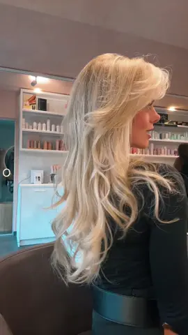 Pls pls pls 🧖🏼‍♀️🤍 @Blondeandbeyond best hairdresser #hairstyle #blowout #blonde #girl #advertising #fyp 