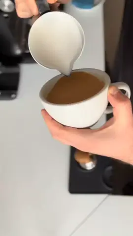 ¿Crees que el arte latte es solo para expertos? 👀   ¡No es así! Con práctica y las técnicas adecuadas, puedes crear hermosos diseños en un abrir y cerrar de ojos.🌬️ En este video, te enseño a crear un tulipán perfecto🌷 Verter la leche desde arriba hacia el centro del expreso ☕ Llenar la taza hasta la mitad Inclinar la jarra y hacer movimientos suaves y fluidos 〰️ La práctica hace la perfección 💻Únete a mi curso online y aprende técnicas básicas y avanzadas para dominar el arte LATTE ¡Haz clic en el enlace de mi perfil ⬆️ para obtener más información y empezar a crear diseños 🙂‍↔️ impresionantes! #ArteLatte #cafeexpreso #DiseñosDeCafé #TécnicasDeLatte #cafelover   #baristaprincipiante  #cursodebaristaonline 