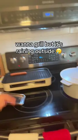 I wouldve made hamburgers but I’m using my leftover chili and actually charing hotdogs today on my #indoorgrill #griddle #fullcoursemeal #grilling 