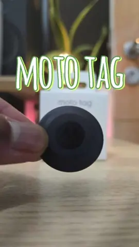 A @Motorola Brasil anunciou hoje a Moto Tag, o rastreador inteligente da empresa, que tem cobertura global e compatibilidade com mais de 1 bilhão de dispositivos Android, tá na rede Encontre Meu Dispositivo e ainda vai receber a função de controle da câmera do smartphone.  30 segundinhos pra você tirar ela da caixinha junto comigo, bora? 