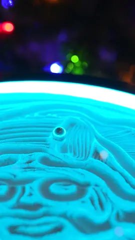 Santa’s already making his list—and the Oasis Mini is drawing his portrait! 🎅✨ Why wait? It’s never too early to unwrap a gift that brings endless relaxation and wonder. Turn your holiday season into an artful, serene celebration with the Oasis Mini. Perfect for your loved ones (or a treat for yourself)! 🌟🎁 #kineticart #kineticsand #drawing #aesthetic #oasismini #relaxation #mesmerizing #art #holidaygifts #santadrawing