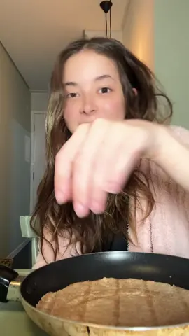fiz a pizza sabor Genovesa, eu como muito em Cuiabá, mas é meio difícil achar em outros lugares, na sua cidade tem??  se a receita marca p eu ver 💛