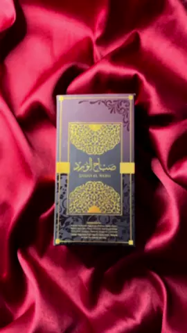 Oi oi, gente! 🫶🏻 Hoje eu vim falar de uma verdadeira joia da perfumaria árabe que vocês encontram na dom perfumes: o Sabah Al Ward! ✨  Esse perfume é um verdadeiro encantamento, com uma mistura única de notas florais e amadeiradas. Na abertura, ele traz a suavidade das flores, especialmente a rosa, que dá aquele toque de frescor, mas com um fundo amadeirado que deixa tudo ainda mais elegante e sofisticado. Sabah Al Ward é como uma verdadeira experiência — um perfume que traz a suavidade das flores e a profundidade da madeira, criando uma fragrância inesquecível. É daqueles perfumes que ficam por horas na pele e deixam uma marca no ambiente, sabe? 💫 Perfeito para quem ama fragrâncias marcantes, mas que também têm aquele toque de delicadeza e luxo. Sem dúvida, é uma opção maravilhosa para quem quer se sentir única e sofisticada! 🌸 Ah, e não esqueçam! Usando o meu cupom CAMILA10 vocês ganham 10% de desconto na compra. Aproveitem! 💖 #foryou #vaiprofycaramba #perfumearabe #perfumetiktoks 