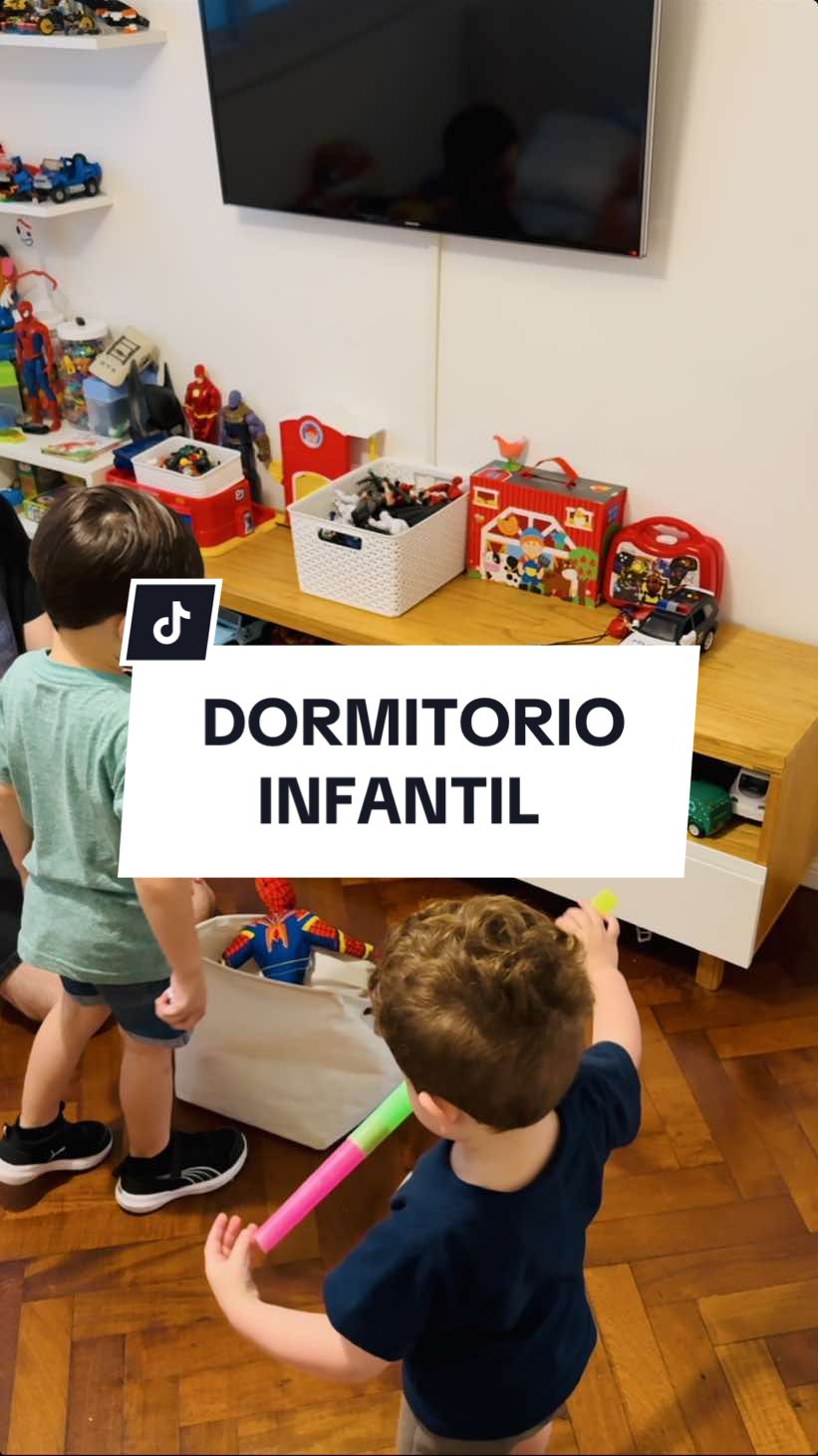 𝗟𝗼𝗴𝗿𝗮𝗿 𝗾𝘂𝗲 𝗹𝗼𝘀 𝗽𝗲𝗾𝘂𝗲𝘀 𝗱𝘂𝗲𝗿𝗺𝗮𝗻 𝘀𝗼𝗹𝗼𝘀!😱 Es clave que tengan un espacio en el que estén cómodos y a gusto! 👉🏻Pintar la pared completa me pareció que era más de lo mismo. Dejar una franja en blanco aportó delicadeza 🤩Recordá usar rodillo anti gota de lana para una terminación impecable 👉🏻Estaba entre dos paletas de colores, una tirando al azul y la otra al verde. El color que elegí es el 503 (Water Droplet). El 489 (Whirlwind) le dio pelea hasta el último momento!😋 👉🏻𝗔𝗡𝗜𝗠𝗔𝗧𝗘!💪🏻 Una vez que le agarraste la mano, podés pintar y transformar tu casa las veces que quieras, sin depender de nadie! Esta pared la comencé y terminé en el mismo día👌🏻 👉🏻Compartí y guardate este video para refrescar la mente cuando salga la parte II. Te voy a mostrar cómo decidimos equipar el dormitorio y por qué😮 Y no te olvides de regalarme un like!🤍🫂 𝗦𝗘𝗚𝗨𝗜𝗠𝗘 𝗣𝗔𝗥𝗔 𝗩𝗘𝗥 𝗠𝗔𝗦! #casa #DIY #diyprojects #antesydespues #dormitorioinfantil #fyp 