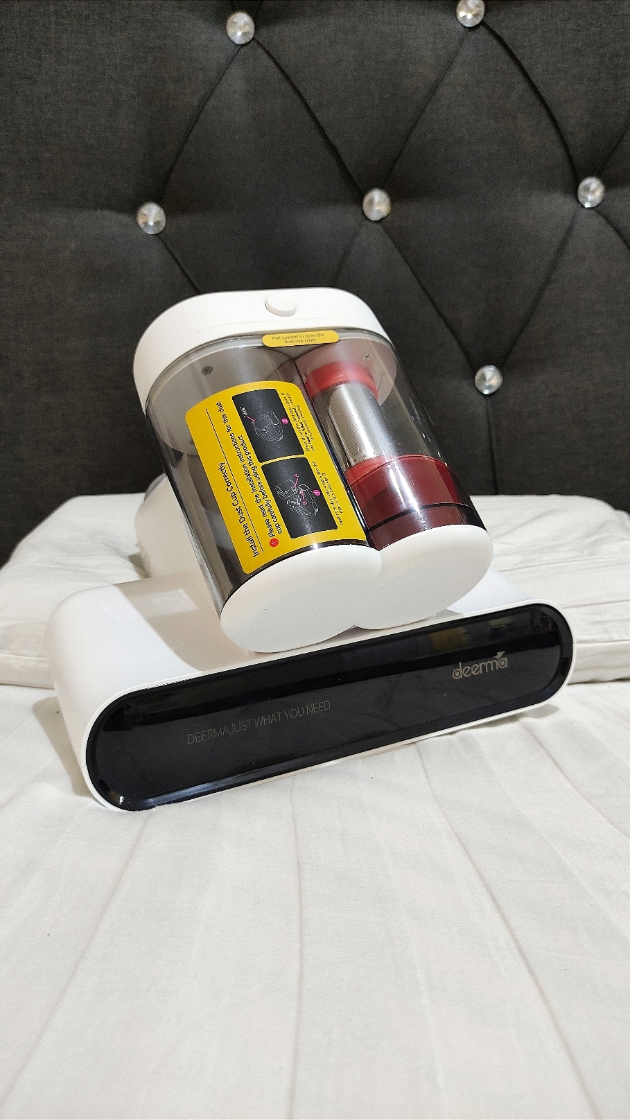 Say goodbye to dust mites and allergens with 𝗖𝗠𝟵𝟴𝟬 𝗗𝘂𝘀𝘁 𝗠𝗶𝘁𝗲 𝗩𝗮𝗰𝘂𝘂𝗺 𝗖𝗹𝗲𝗮𝗻𝗲𝗿 from @deermaphilippines. With its strong suction power, high frequency tapping vibration, UV-C sterilization and 60°C constant temperature hot air, matatanggal talaga kahit deep seated dirt within the mattress kasama ang microorganisms, dust mites and bacteria. May dual large capacity and water washable dust cup na rin to for  more effective and rapid dust mite removal.  So for a deep clean that keeps your home fresh and allergen-free, checkout mo na rin, just click the yellow basket to order. #deerma #deermaphilippines #deermadustmitevacuum #deermacm980 #dustmitevacuum #vacuumcleaner #nateyyynate 