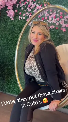 The Vibe here 🥰😍🥰 #Swing #ChairSwing #fun #CoffeeShop #Decor #fancyfurniture #Flowers #FYP #TeaHouse #boba #Tea #GardenWall #aesthetic 