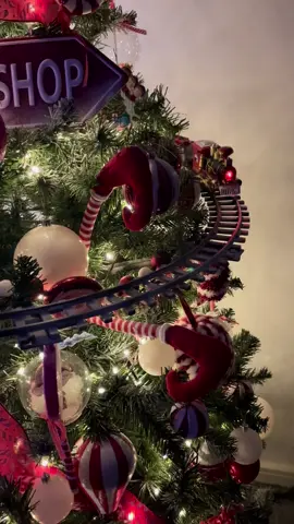 #polarexpress #candycanetree #candycanelane #treechristmastrain #trainontree #candy #christmas #fyp #forupage 