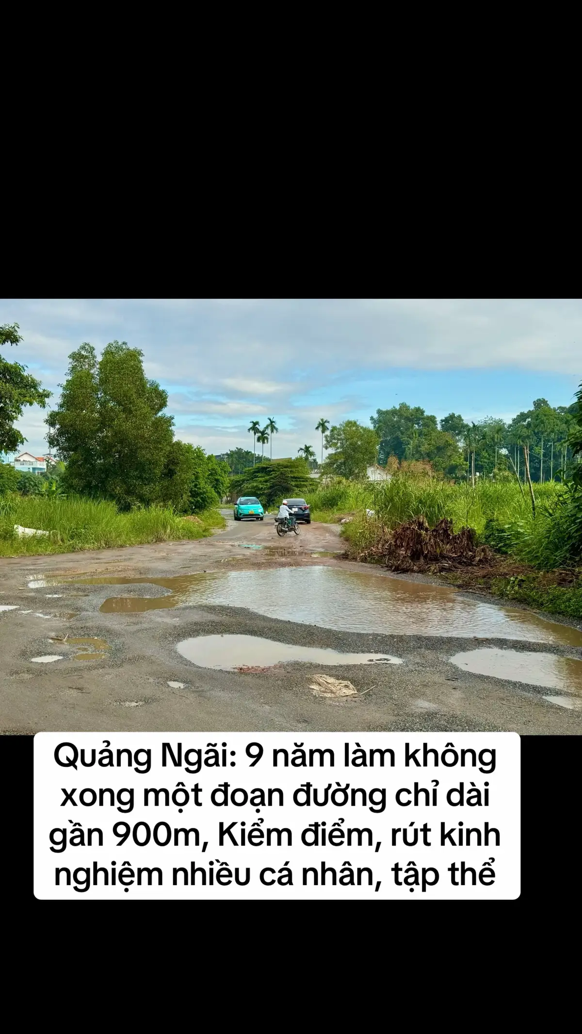 Một đoạn đường chỉ dài 876m nhưng suốt 9 năm vẫn chưa hoàn thành khiến người dân bức xúc vì việc đi lại gặp khó khăn. Tuyến đường Chu Văn An (TP Quảng Ngãi) chính thức khởi công vào năm 2016. Trong đó có 1 đoạn đường dài 876m, Tuy nhiên, đến nay, đoạn đường này mới chỉ thi công được 150m rồi dừng suốt 9 năm nay. Mục tiêu của dự án đường Chu Văn An là kết nối trung tâm TP Quảng Ngãi với khu vực bờ bắc sông Trà Khúc, đồng thời phát huy công năng của cầu Thạch Bích. Nắng thì bụi mù, mưa thì bùn lầy Ghi nhận thực tế, tại tuyến đường vẫn còn ngổn ngang, người dân khu vực này vẫn đối mặt với tình trạng bụi mù khi trời nắng và bùn lầy lúc trời mưa. Không những vậy, các ổ gà lớn dày đặc trên đoạn đường khiến nhiều người bức xúc. Dân cư trong khu vực và người tham gia giao thông phải đối mặt với tình trạng di chuyển khó khăn. Nhiều hộ gia đình trong diện di dời vẫn chưa nhận được đất tái định cư hoặc bồi thường. Tại công trường, cỏ dại mọc um tùm, dự án 