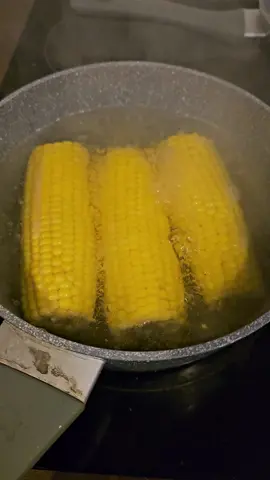 spinning corn. It's having more fun than I am while cooking. 🌽🌽🌽#corn #food #spinning #FoodLover #cooking #fun 