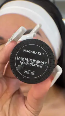 A easy way to remove your false eyelashes by yourself😻🤩Using NAGARAKU premiun lash remover. #lashes #lashremover #megavolumelashes #eyelashextensions #eyelashes 