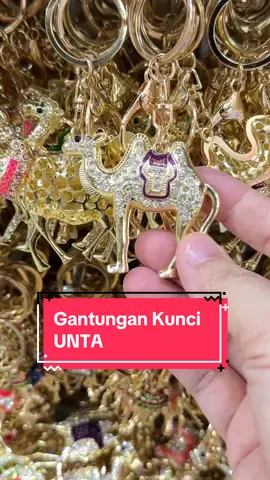 Gantungan kunci unta  Ada yang besar dan kecil Bahan stainlist gold  Dari Madinah.. Bisa order di tokorindumekkah #ganci #gantungankunci #gantungankunciunta #oleholehhaji #oleholehumroh 