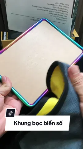 Khung bọc biển số xe máy kèm khăn lau 2 mặt. #khungbocbiensoxemay #bocbiensotitan #bocbiensoxemay 