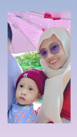 gk terasa udah ada yg nyempil di tengah pas lagi boncengan naik motor ❤️ #intanpayung 